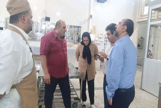 بازدید کارشناسان بهداشت حرفه‌ای از یک واحد صنعت غذایی در رشت 